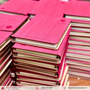 Sổ Da PU Bìa Còng Khổ A5 Dập Chìm Logo - SBC 113